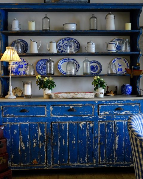 Luxe behang met botanisch patroon in een stijlvolle woonkamer met zachte verlichting