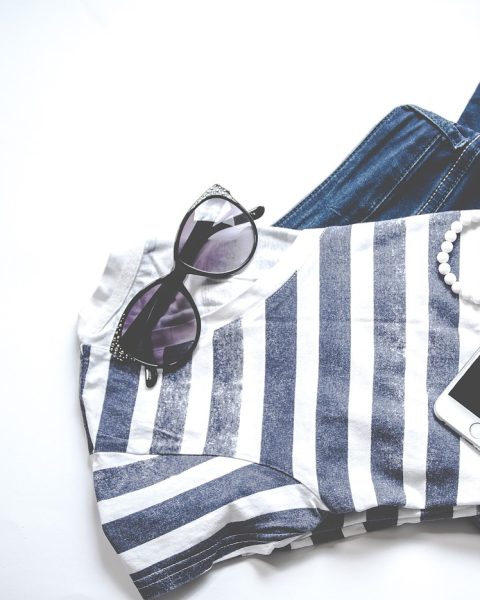 Vrouw in luchtig linnen zomeroutfit met mediterraanse stijl
