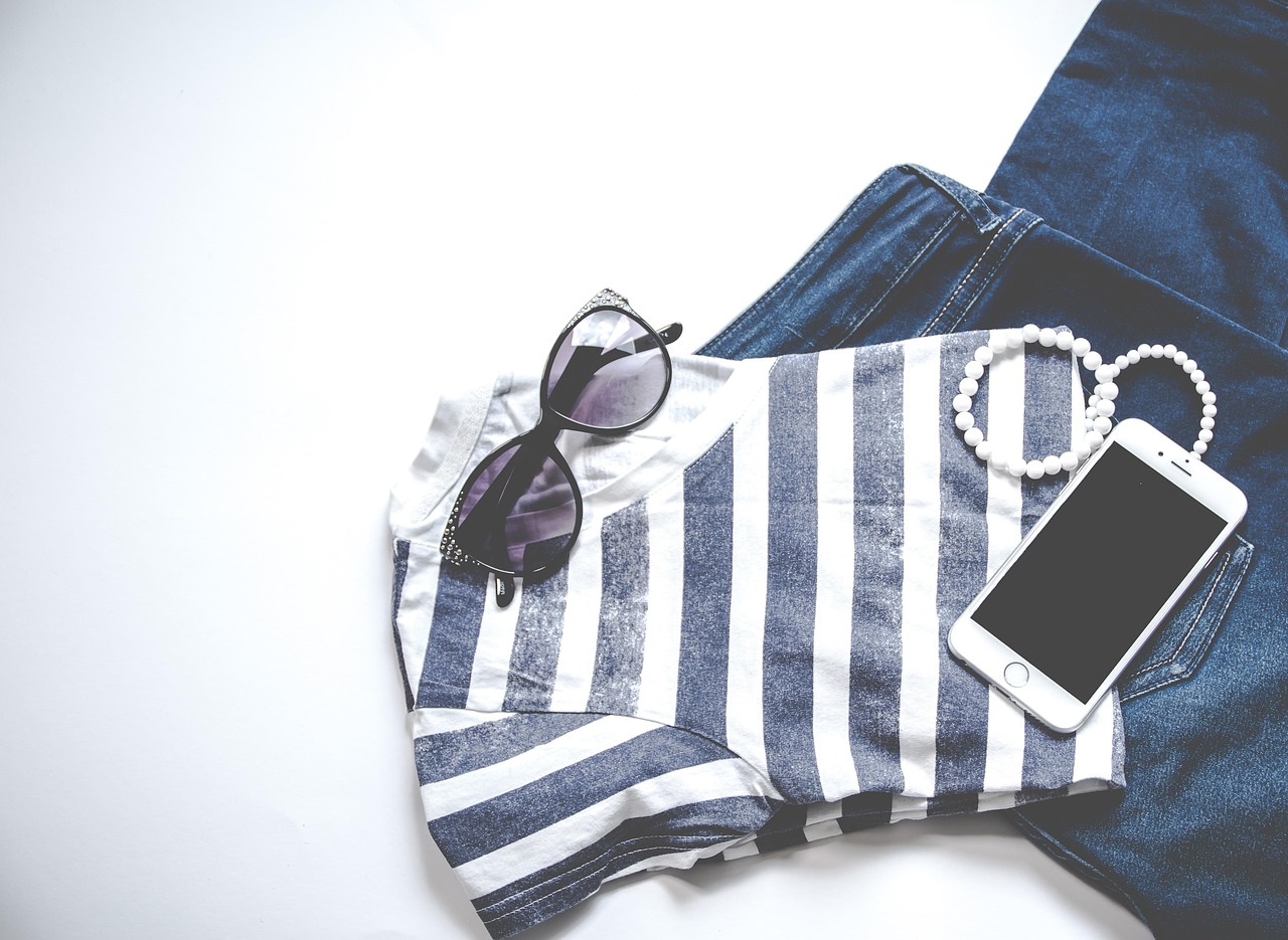 Vrouw in luchtig linnen zomeroutfit met mediterraanse stijl