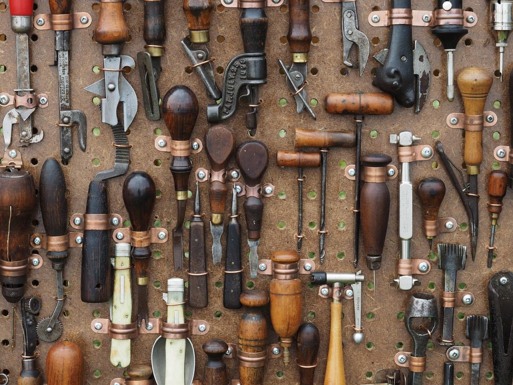 Italiaanse ambachtsman die handmatig leer snijdt in een traditioneel atelier in Florence