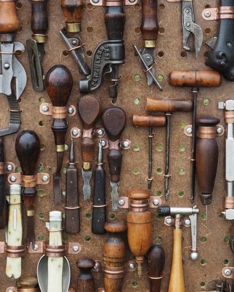 Italiaanse ambachtsman die handmatig leer snijdt in een traditioneel atelier in Florence