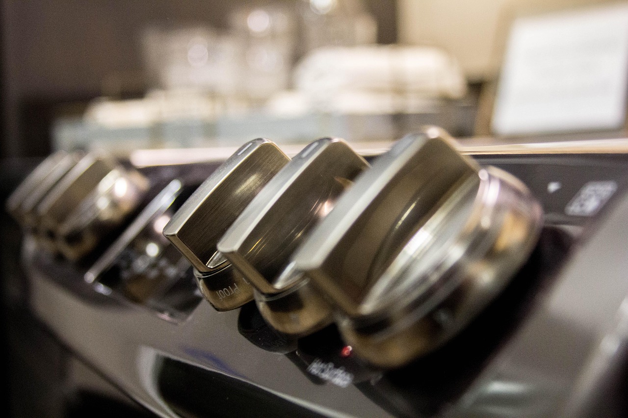 Een strakke keramische kookplaat ingebouwd in een donker werkblad van een moderne designkeuken