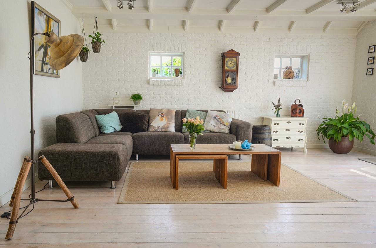 Landelijke woonkamer met een robuuste salontafel in massief hout, linnen gordijnen en aardetinten
