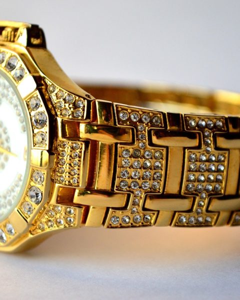Een elegante dameshand met een luxe horloge om de pols