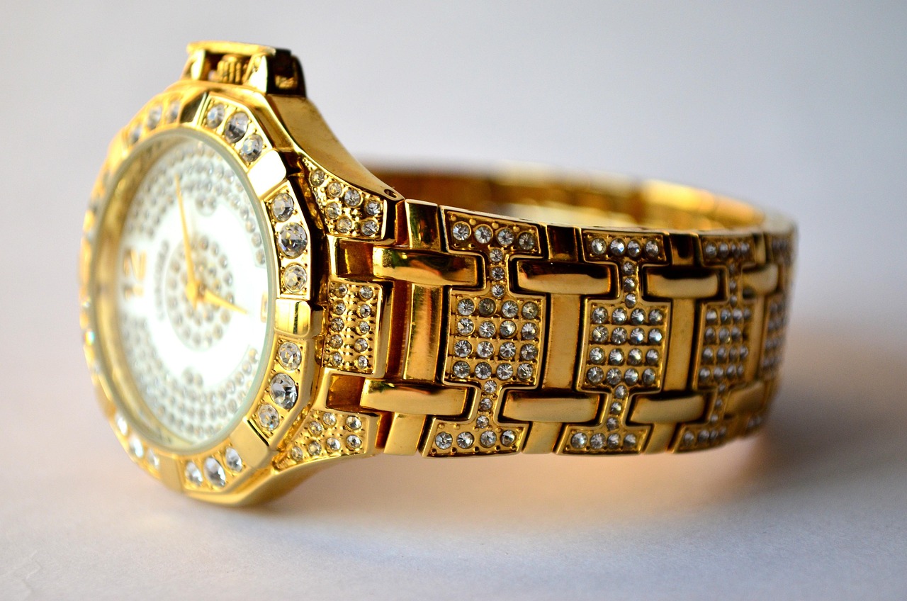 Een elegante dameshand met een luxe horloge om de pols