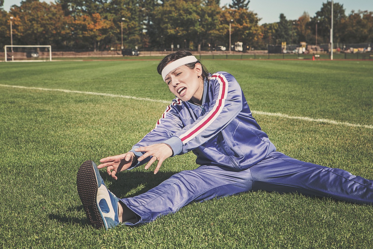 Vrouw in luxe trainingspak gecombineerd met blazer en loafers als werkoutfit