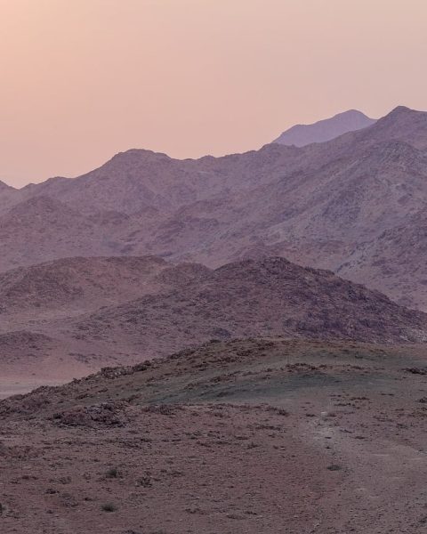 Rode zandduinen van Sossusvlei in Namibië tijdens zonsondergang met warme kleuren