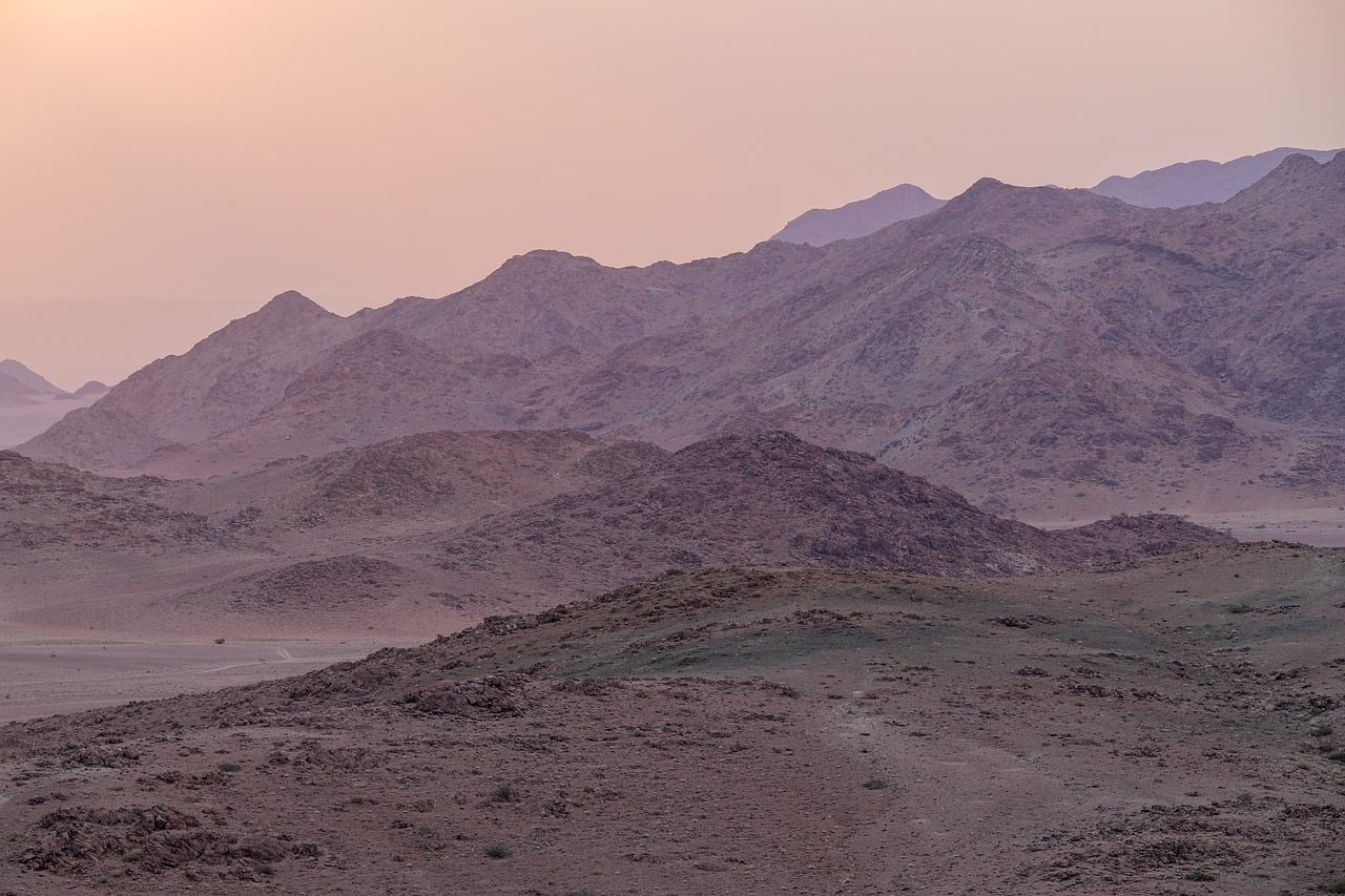 Rode zandduinen van Sossusvlei in Namibië tijdens zonsondergang met warme kleuren