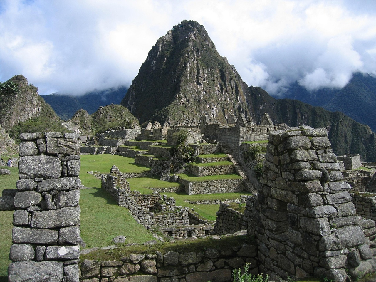 Uitzicht op de Inca-ruïnes van Machu Picchu bij vroeg ochtendlicht met mist in de bergen