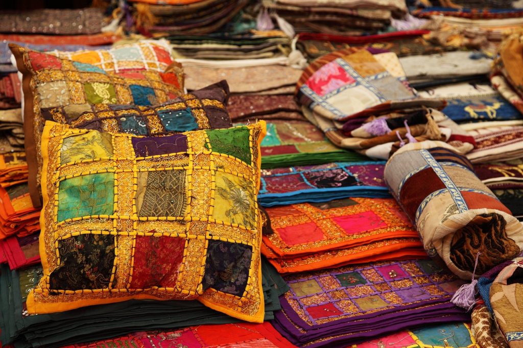 Kleurrijke kanga en kitenge stoffen in warme aardetinten als interieurdecoratie