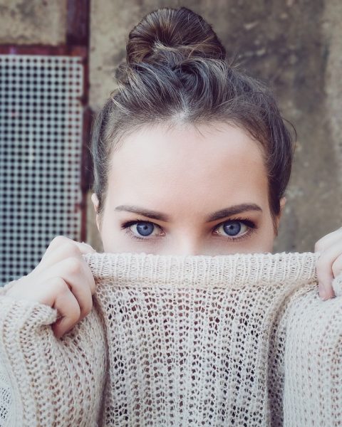 Vrouw houdt kleurrijke kledingpakketten vast na een online modebestelling
