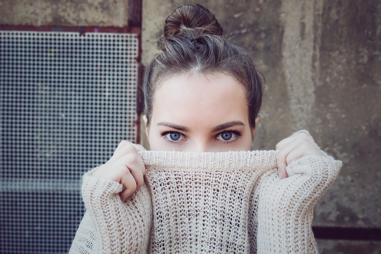Vrouw houdt kleurrijke kledingpakketten vast na een online modebestelling