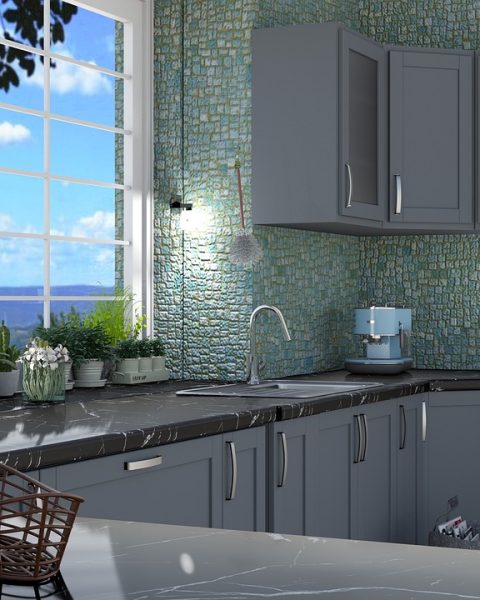 Glanzende glastegels als spatwand in een moderne keuken met daglicht