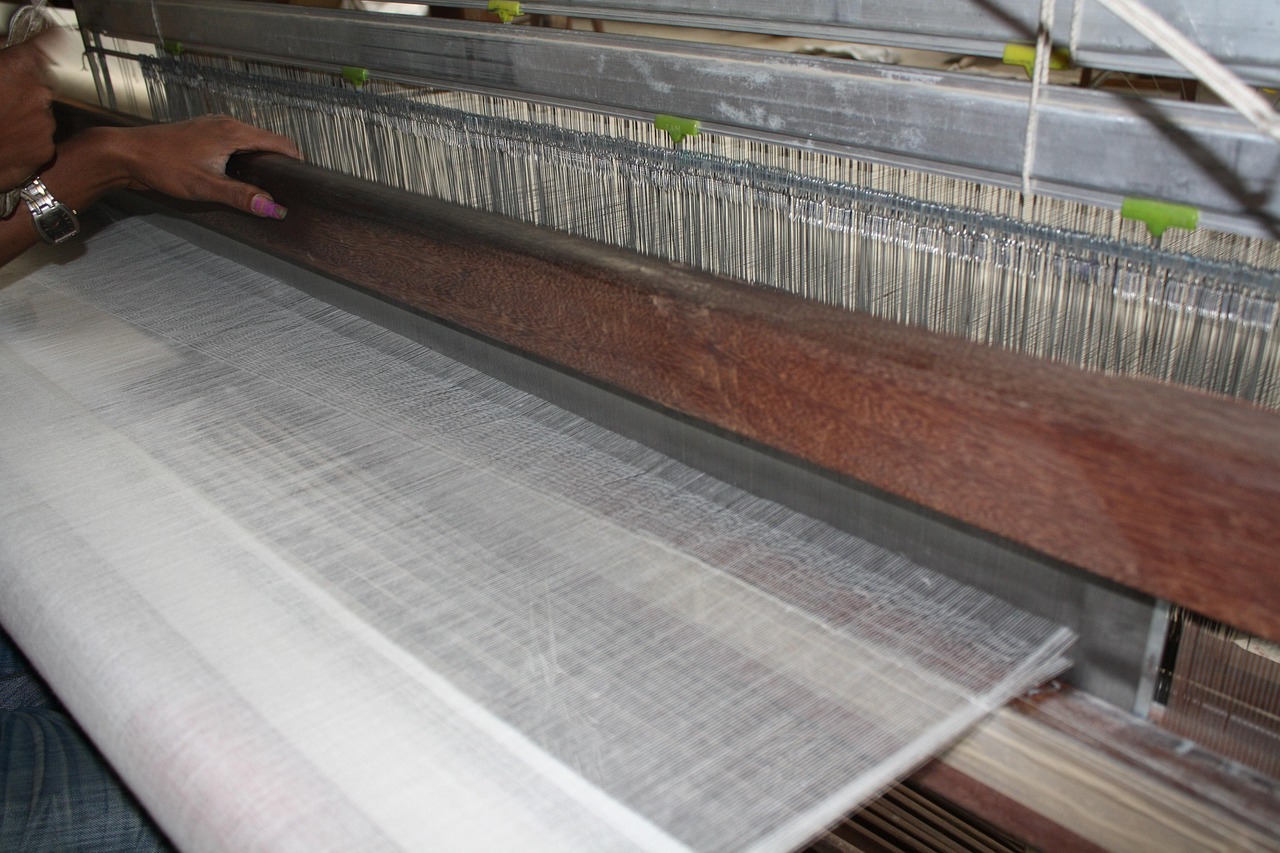 Netjes gevouwen kasjmier truien klaargelegd voor seizoensopslag