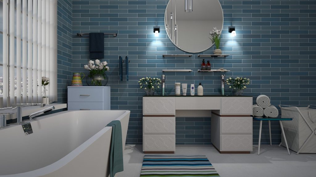 Kleurrijke handgesneden Marokkaanse zellige tegels in een interieur met koperen lantaarns en warm licht