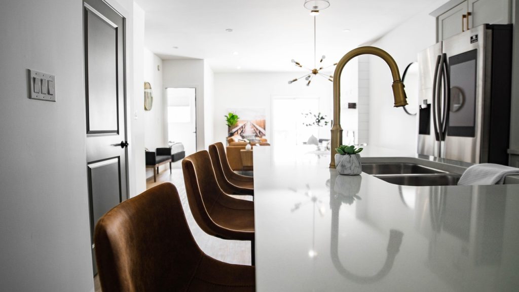 Ingebouwde Miele-keukenapparatuur in een strakke moderne keuken