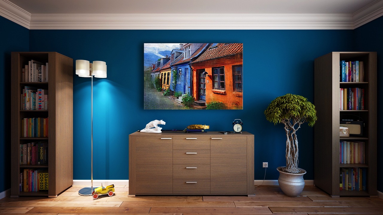 Een origineel schilderij hangend aan de muur boven een bank in een lichte woonkamer