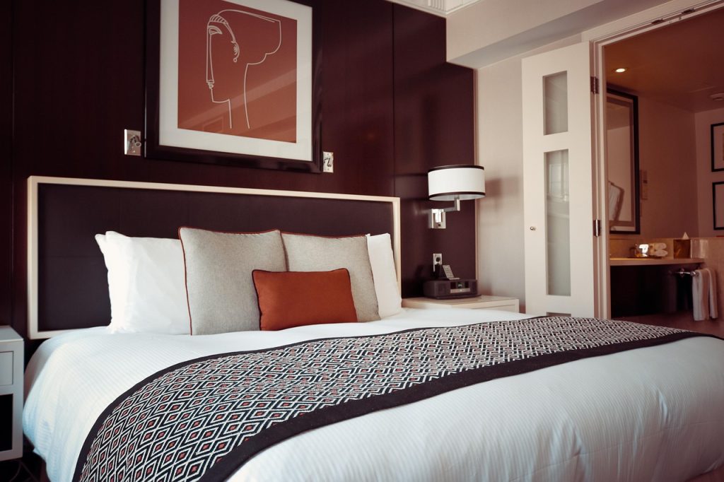 Luxueuze hotelkamer met warme kleuren, zachte verlichting en stijlvol beddengoed