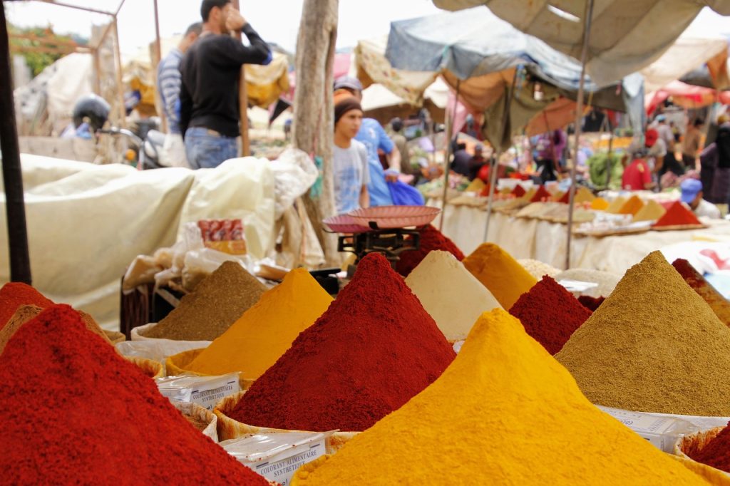 Kleurrijke specerijenmarkt in Stone Town op Zanzibar met kruidnagel, kardemom en kurkuma uitgestald op houten kramen