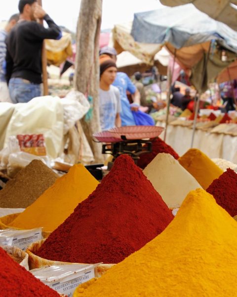 Kleurrijke specerijenmarkt in Stone Town op Zanzibar met kruidnagel, kardemom en kurkuma uitgestald op houten kramen