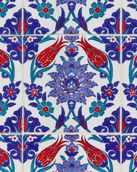 Schouwomlijsting bekleed met keramische tegels in een modern interieur