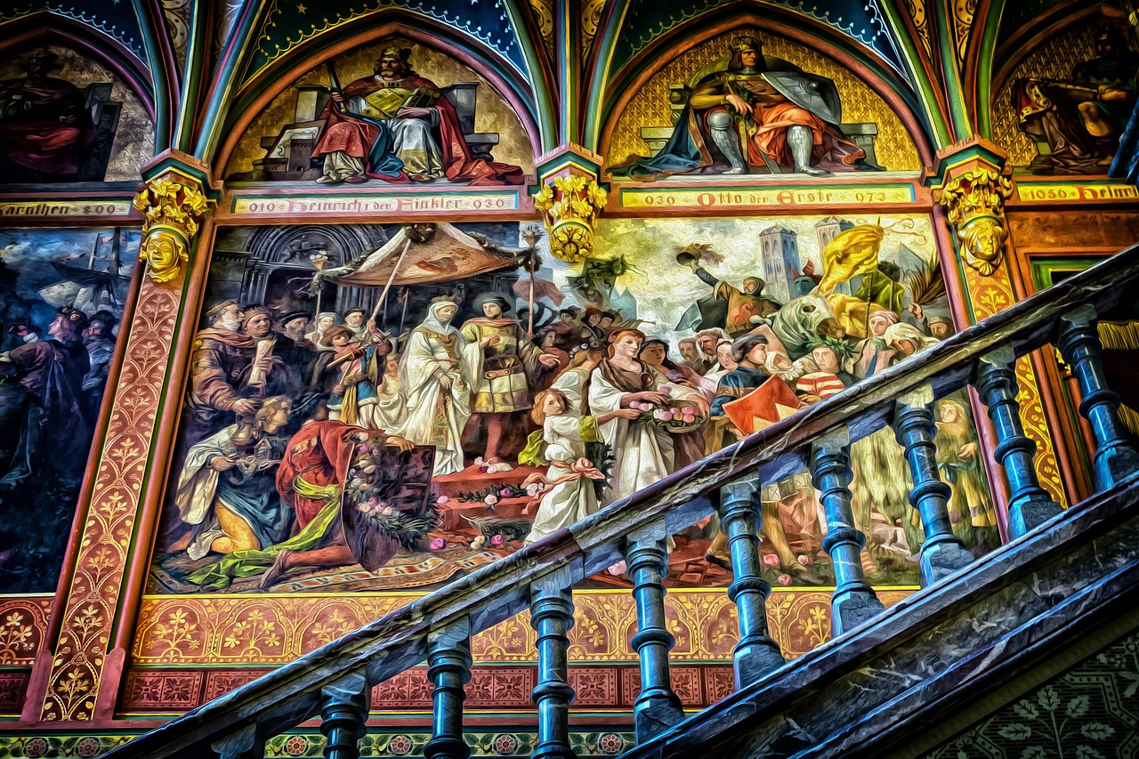 Een maximalistisch ingerichte woonkamerwand met een mix van ingelijste prints, een wandtapijt en een sculptuur in warme aard- en goudtinten