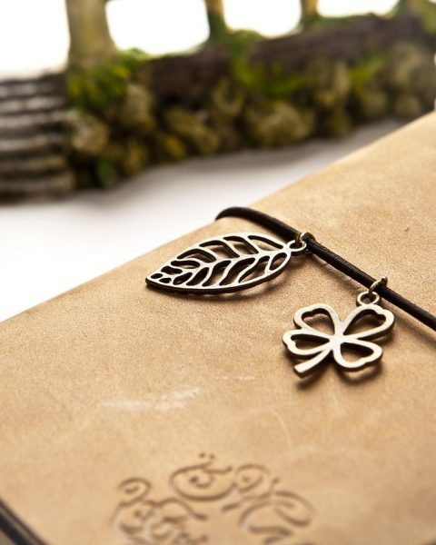 Leren notitieboekjes met gegraveerde monogrammen op een houten bureau, klaar als zakelijk relatiegeschenk