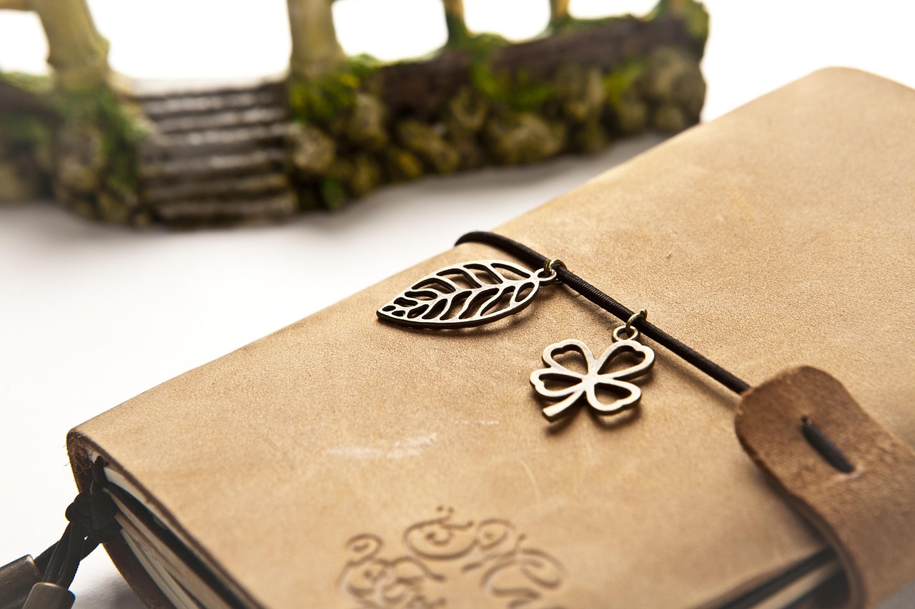 Leren notitieboekjes met gegraveerde monogrammen op een houten bureau, klaar als zakelijk relatiegeschenk